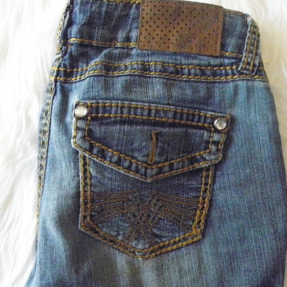 Almost Famous relaxed fit distressed Capri - Picture 8 of 8
